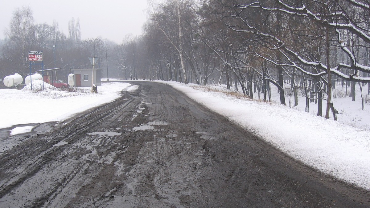 Śnieg coraz bardziej daje się we znaki. Z powodu intensywnych opadów 100 tysięcy odbiorców na Mazowszu i Podlasiu jest pozbawionych prądu - informuje TVN 24.