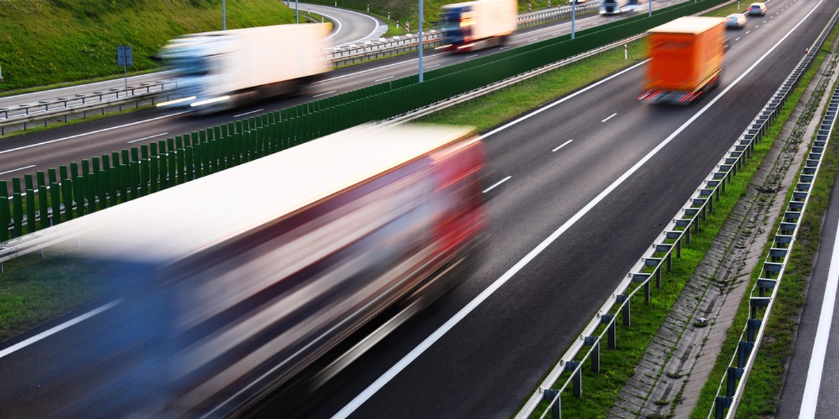 Niedostatki infrastruktury w transporcie kolejowym i rzecznym, wciąż ograniczone warunki dla rozwoju transportu intermodalnego czy narastające problemy z przepustowością lotnisk - to jedne z podstawowych barier w rozwoju branży transportowej w Polsce.