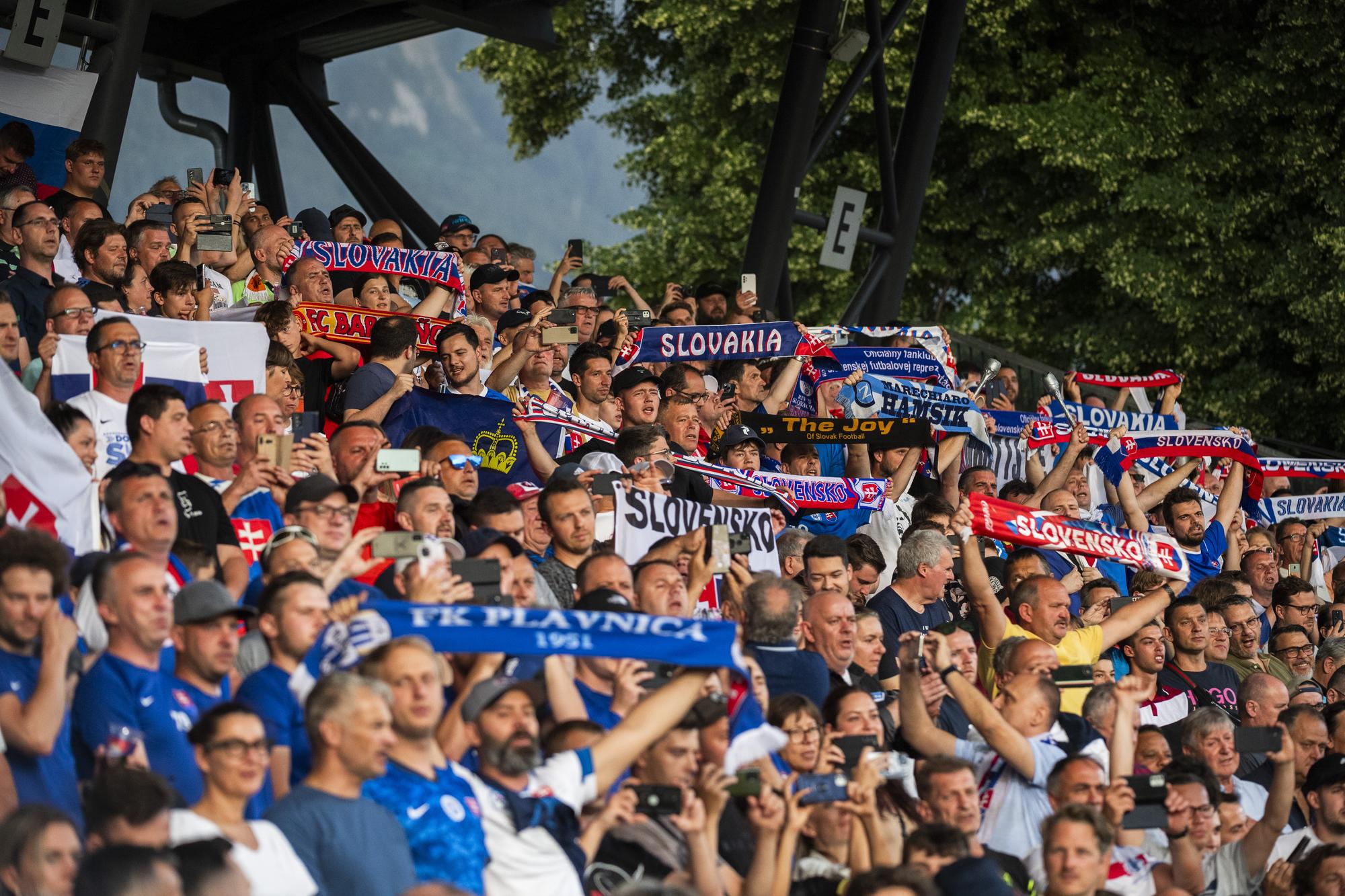 Slovenskí futbaloví fanúšikovia povzbudzujú v Lichtenštajnsku.