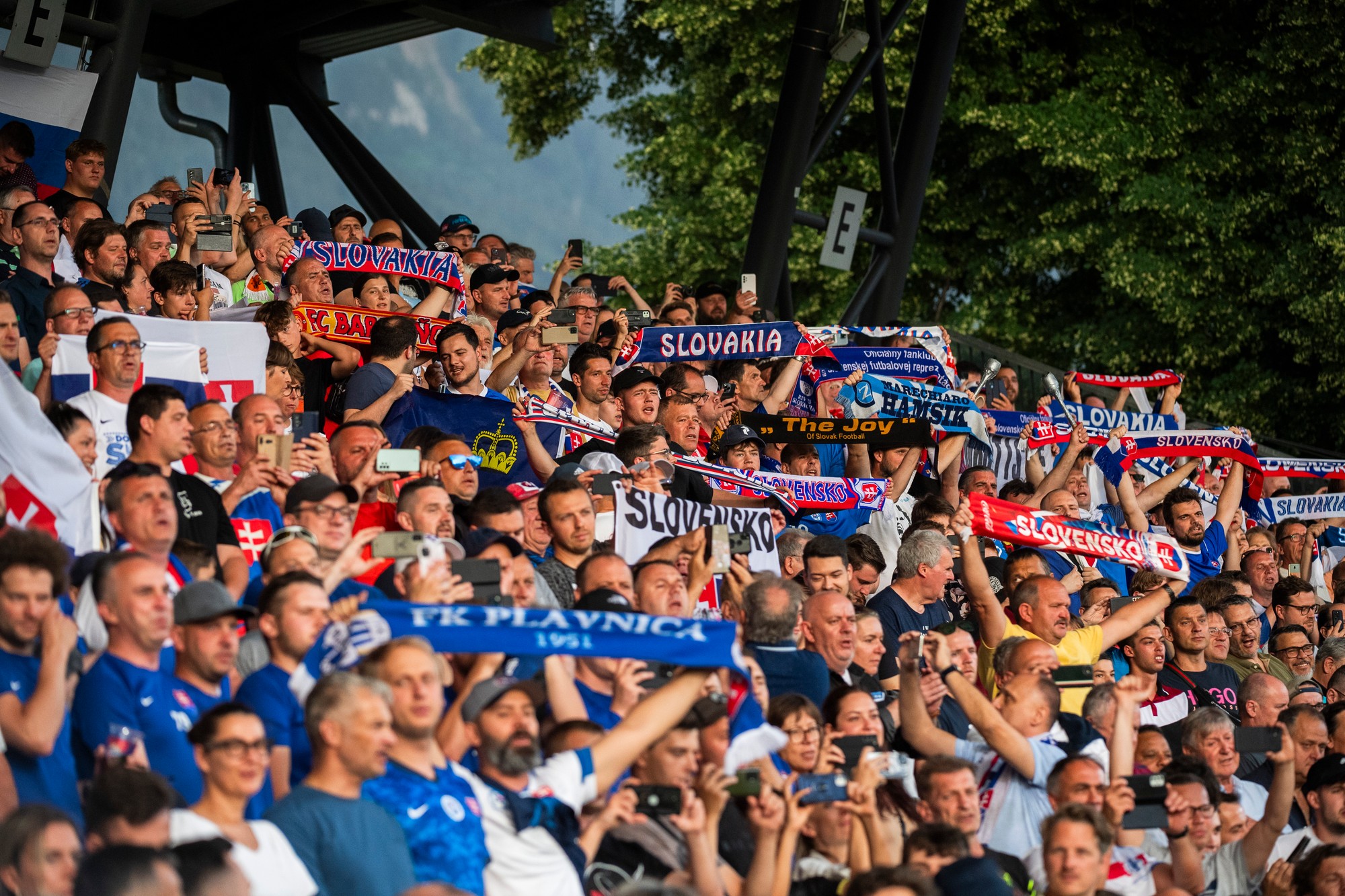 Slovenskí futbaloví fanúšikovia povzbudzujú v Lichtenštajnsku.