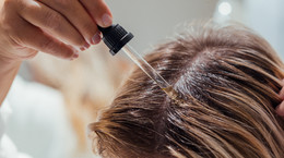 Jak olejować włosy? Sprawdź, jak to robić i czym olejować