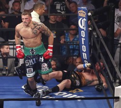 Andrzej Fonfara znokautowany już w I rundzie. Polak o mało nie wyleciał z ringu. ZDJĘCIA