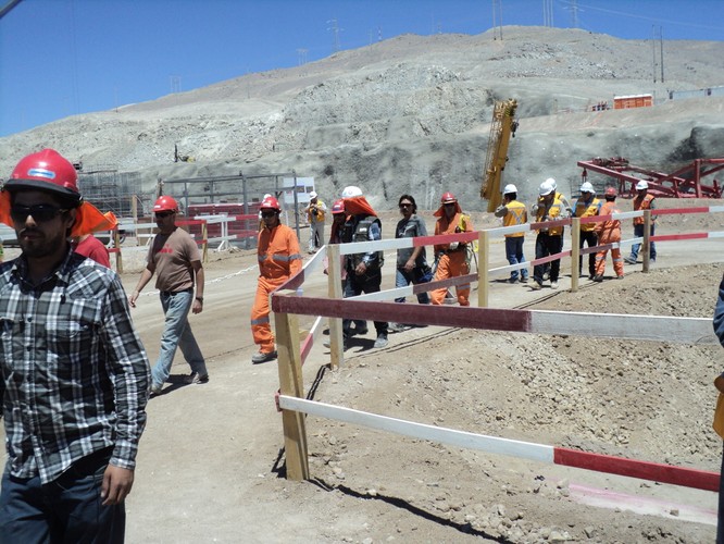 Okulary przeciwsłoneczne i krem z bardzo silnym filtrem UV to obowiązkowe wyposażenie wszystkich zatrudnionych w kopalniach na pustyni Atakama, także w kopalni Sierra Gorda.<br><br> fot. Bartłomiej Mayer