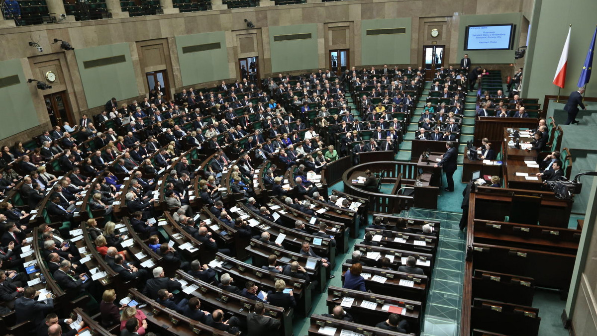 Posłowie odrzucili w piątkowym głosowaniu projekt, który przewiduje wzrost zwrotu akcyzy zawartej w oleju napędowym wykorzystywanym przez rolników. Za odrzuceniem projektu głosowało 227 posłów, 201 było za jego przyjęciem, a dwóch wstrzymało się od głosu.