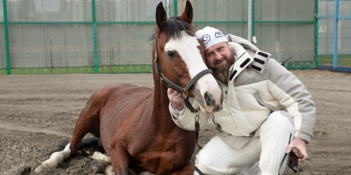 Ramzan Kadyrow lansuje się na swoim profilu w mediach społecznościowych. Tym razem "cały na biało" z ukochanym koniem