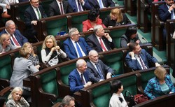 "PiS, dekady po upadku PRL, zachowuje się jak władza, której wolno niemal wszystko"