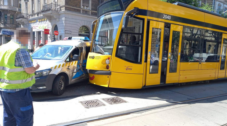 Egy rendőrautó a József körúton, a Rákóczi tér felől érkezett, amikor a ismeretlen okból balra kanyarodva ráhajtott a sínekre/ Fotó: Baleset-Info.hu