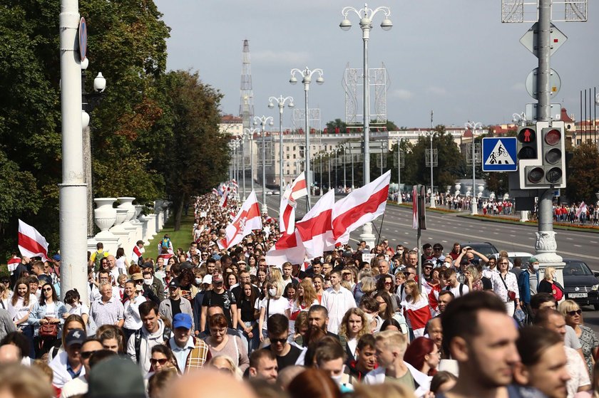 Białoruś: milicja brutalnie pacyfikuje protesty w Mińsku