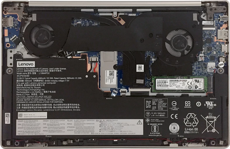 Największym podzespołem w Yoga S740 jest akumulator, nad nim znajduje się płyta główna chłodzona dwoma wentylatorami oraz SSD. Po bokach znajdują się dwie płytki z łączami (zasilacz, USB, headset)