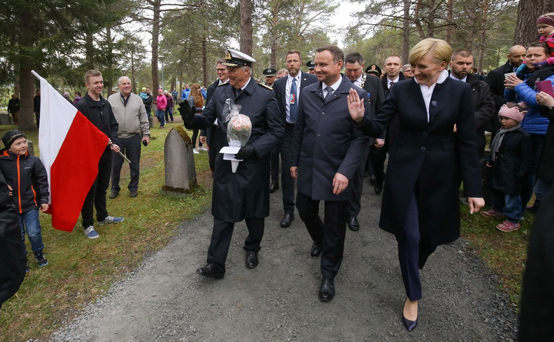 Prezydent Andrzej Duda z żoną Agatą Kornhauser-Dudą i król Norwegii Harald V podczas ceremonii złożenia wieńca na grobach polskich żołnierzy, jeńców wojennych i cywilnych ofiar wojny na cmentarzu wojennym w Hakvik w Norwegii