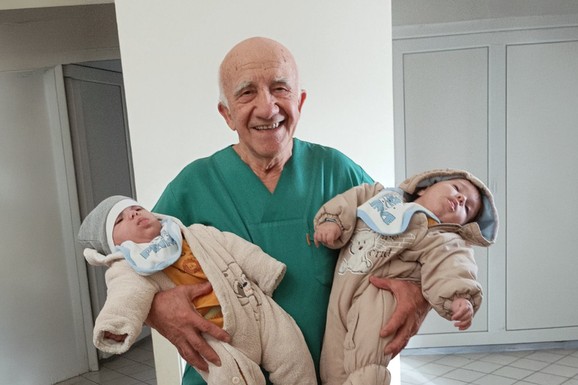 (FOTO) DONEO NA SVET 25.000 BEBA, I U 8. DECENIJI RADI BEZ DANA BOLOVANJA Neverovatna priča dr Slavka iz malog srpskog sela