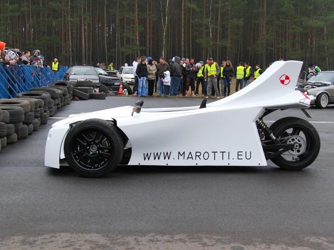 Markus Rogalski, inżynier z Gorzowa Wielkopolskiego, jest autorem projektu, sam poskładał elementy mechaniczne. Jedynie karoseria powstała przy współpracy z zakładem specjalistycznym