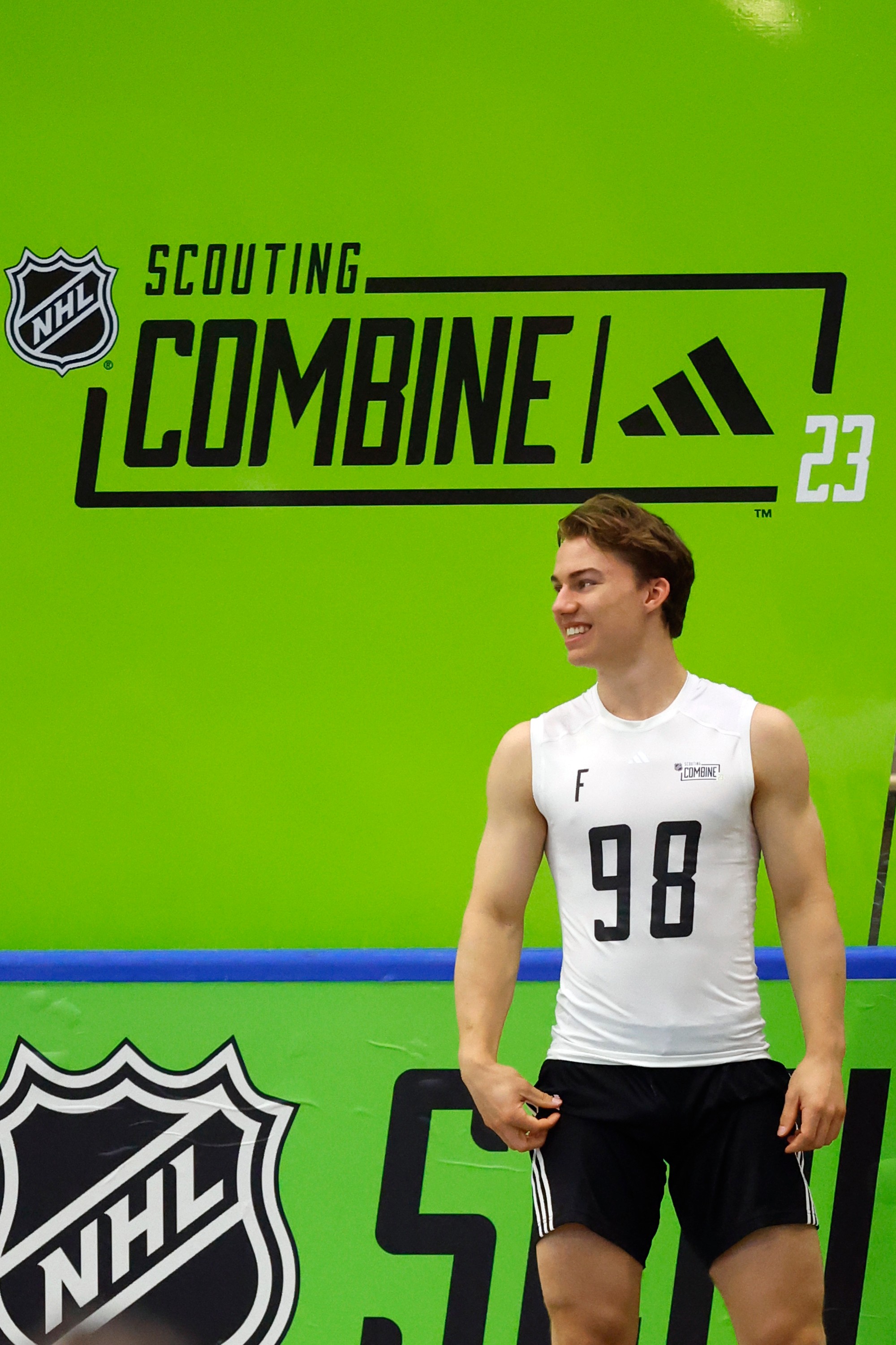 Kanadský hokejista Connor Bedard, očakávaná draftová jednotka, sa účastní na tradičných fyzických testoch v rámci NHL Draft combine v Buffale.