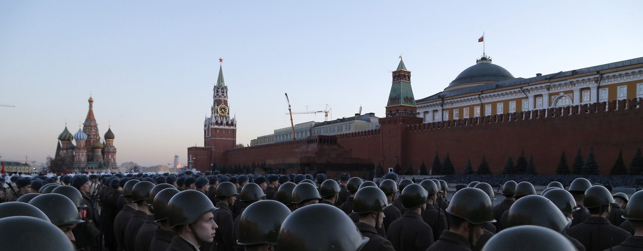 Rosyjscy żołnierze w historycznych mundurach Armii Czerwonej podczas próbnej parady na Placu Czerwonym w Moskwie