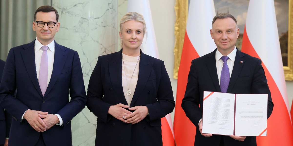 Prezydent Andrzej Duda podpisał we wtorek ustawę wprowadzającą darmowe leki dla osób do 18. oraz po 65. roku życia.