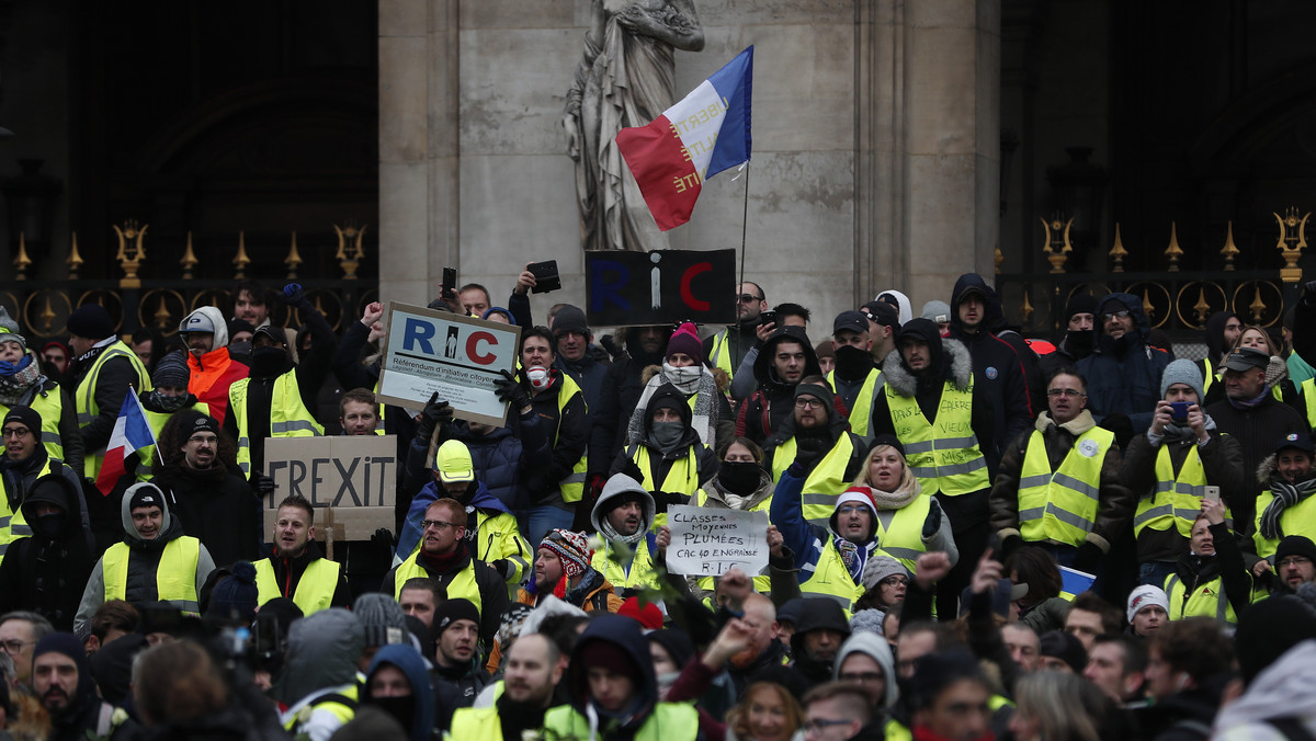 Na ulicach Paryża wzmocniono obecność policji przed kolejnymi planowanymi na ten dzień protestami ruchu "żółtych kamizelek". Władze powtarzają wezwania do zachowania spokoju po wcześniejszych gwałtownych protestach i zamieszkach.