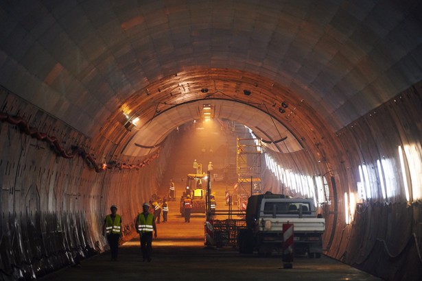 Sam tunel pod dnem rzeki ma długość ok. 1378 metrów fot. (aw/zuz) PAP/Adam Warżawa