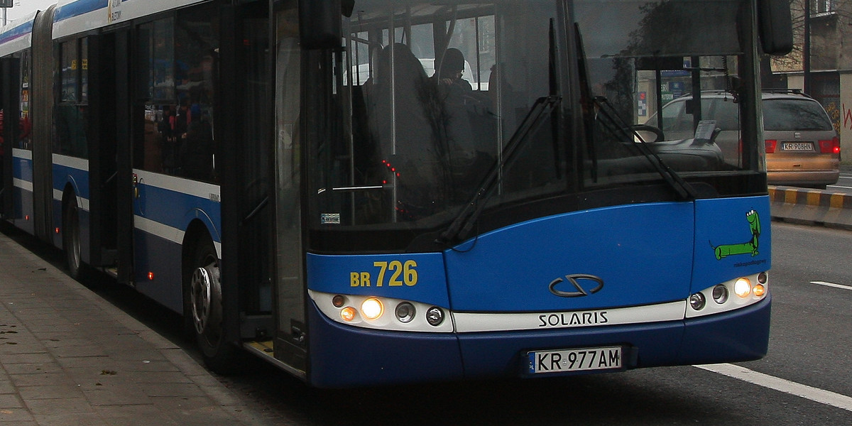 Ojciec wystawił córkę przez okno jadącego autobusu