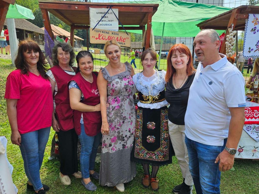  Ministarka poljoprivrede otvorila manifestaciju u Medveđici: Sa predsednikom opštine Žagubica, Safetom Pavlovićem, obišla štandove izlagača domaćih proizvoda i rukotvorina iz Homolja 
