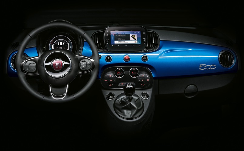 Fiat 500 Mirror. Klasyczny Uconnect został dopełniony 7-calowym ekranem dotykowym z systemami Apple CarPlay, Android Auto i Mopar Connect. Metalowe elementy wnętrza pokryto lakierem Italia Blue