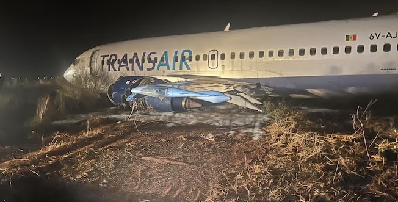 Lietadlo typu Boeing v Senegale zišlo počas štartu zo vzletovej dráhy.