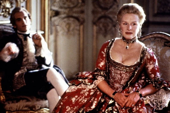 John Malkovich jako wicehrabia Sébastien de Valmont i Glenn Close jako markiza Isabelle de Merteuil w filmie "Niebezpieczne związki" (1988)