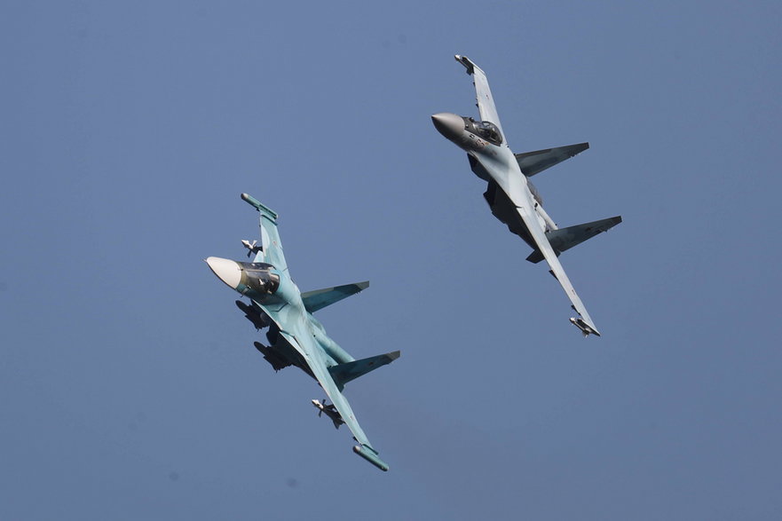Rosyjskie samoloty - Su-34 (po lewej) i Su-35 (po prawej) podczas targów lotniczych w 2019 r.