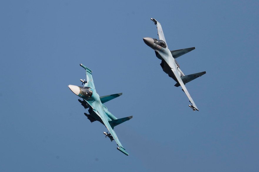 Rosyjskie samoloty - Su-34 (po lewej) i Su-35 (po prawej) podczas targów lotniczych w 2019 r.