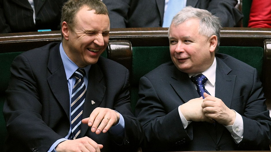 Jacek Kurski i Jarosław Kaczyński w Sejmie. Zdjęcie z 2008 r.