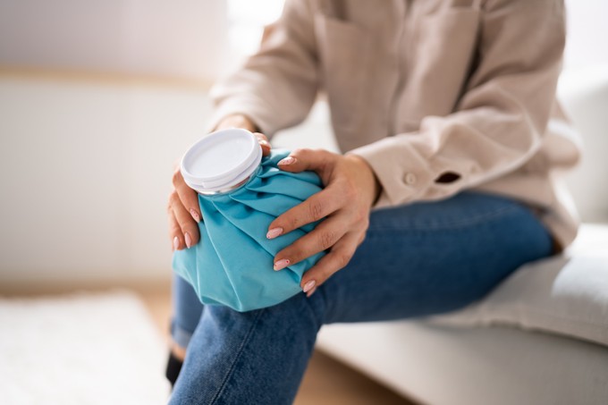 Bokaficam, izomhúzódás, ízületi gyulladás: mikor használhat a hideg, mikor a meleg borogatás?