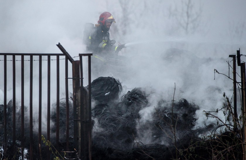 Spłonęło składowisko opon przy ul. Wydawniczej w Łodzi. Pożar gasiło 12 zastępów straży pożarnej