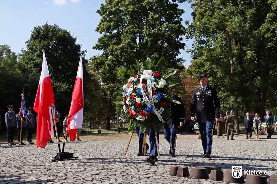 Uroczystości przed pomnikiem Homo Homini w Kielcach