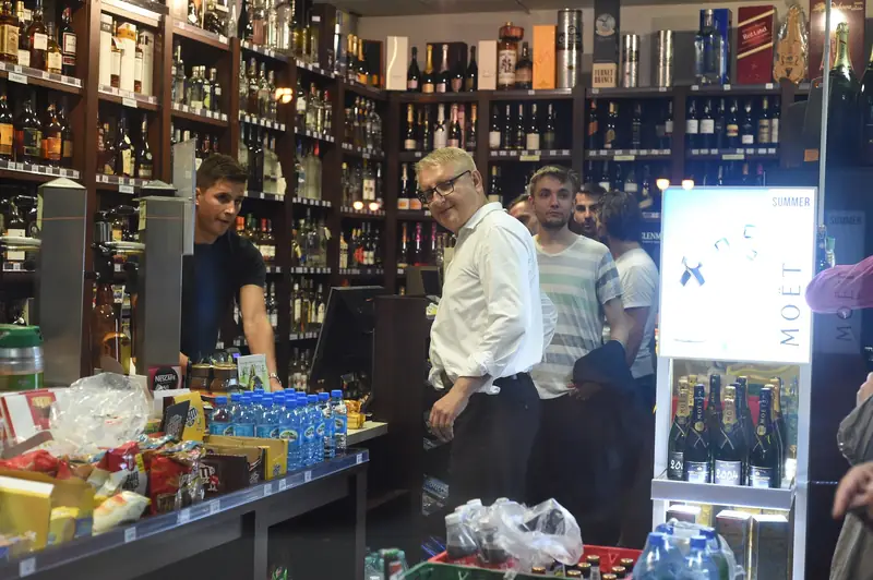 Poseł Pięta Stanisław w sklepie z alkoholem 