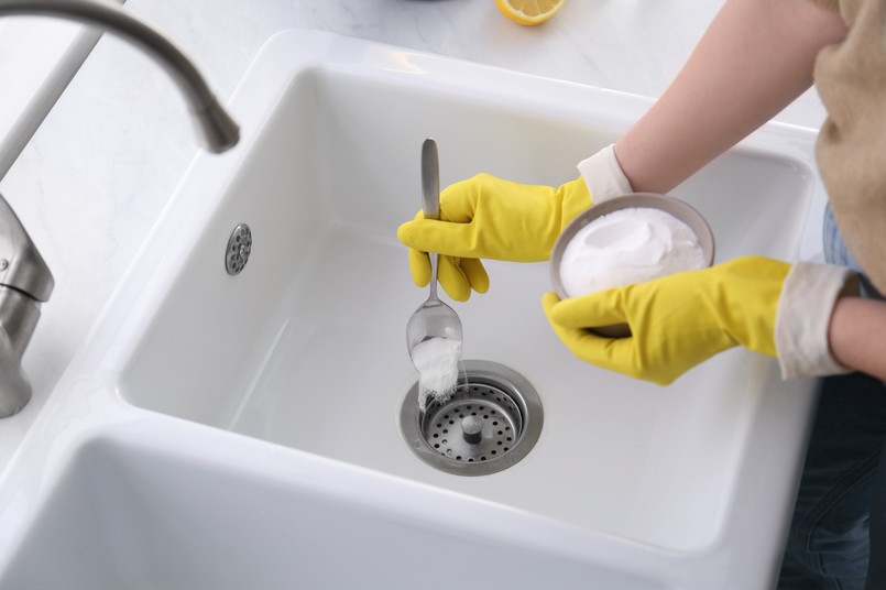 Soda oczyszczona zlew Woman,Using,Baking,Soda,To,Unclog,Sink,Drain,,Closeup