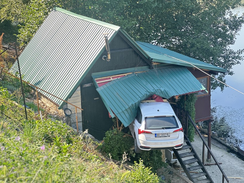 Automobilom sleteo sa puta i udario u vikendicu 