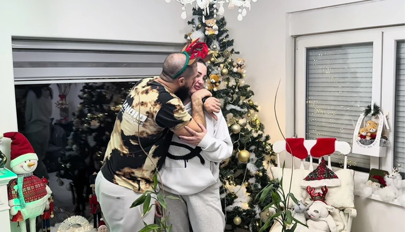 KOD DEJANA DRAGOJEVIĆA SVE PRŠTI ZA NOVU GODINU  Ljubi devojku, a iza njih jelka sa medvedićima: Pogledajte kako su okitili celu kuću