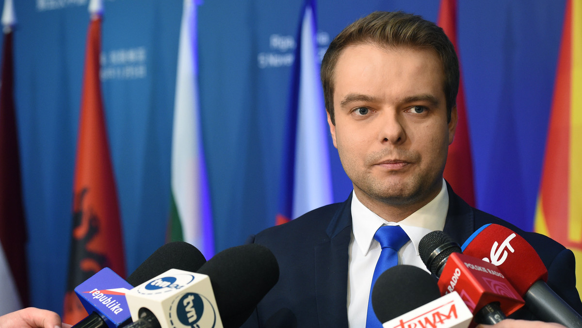 Wicepremier Piotr Gliński wyraził osobistą opinię; nie sądzę, żeby jego pozycja w rządzie była zagrożona – powiedział rzecznik rządu Rafał Bochenek. Odniósł się do słów wicepremiera, który komentując materiał "Wiadomości" o działalności NGO-sów, zarzucił TVP brak profesjonalizmu.