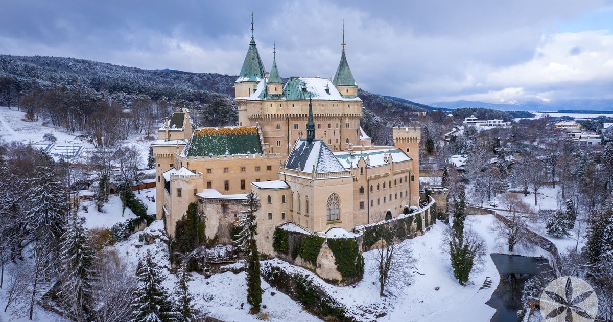Odwiedziłam "słowacki Hogwart". Zimą wygląda magicznie, a wnętrza zamku wprost olśniewają