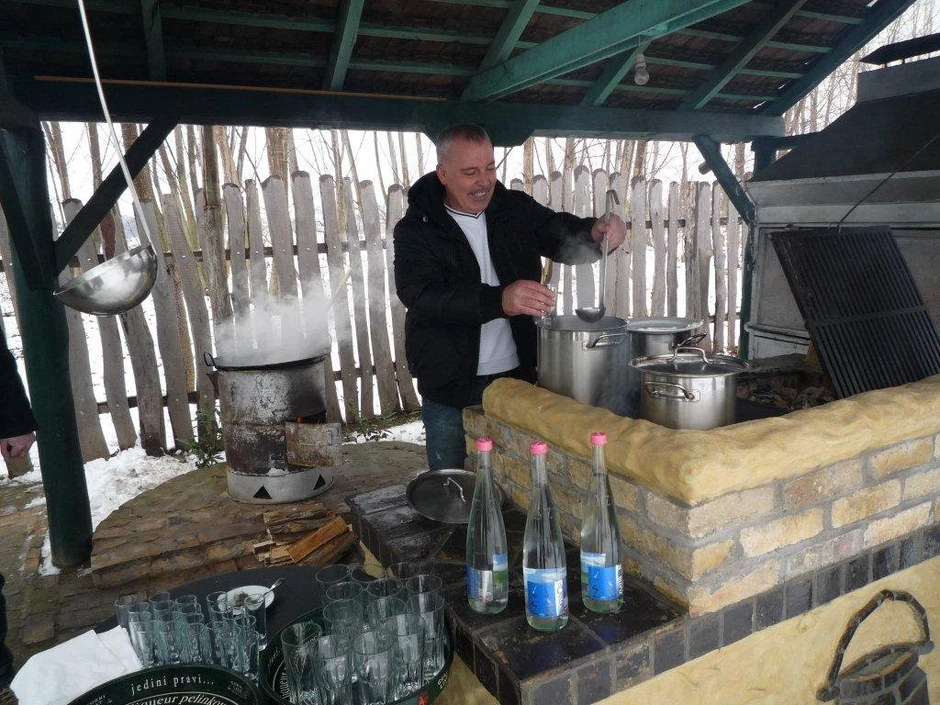 Kuvana rakija da majstore ne uhvati meze - Kuvamo kajsiju, crno vino. Stari ljudi kažu da se rakija i vino kuvaju da mesare ne uhvati meza - šale se svi majstori.