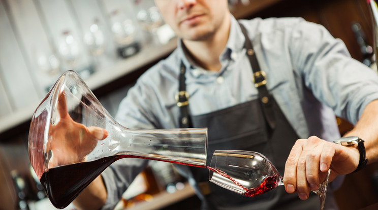 A dekantáló üvegben kiszellőzött bornak jobb lehet a zamata és üledékmentes/Fotó: Shutterstock