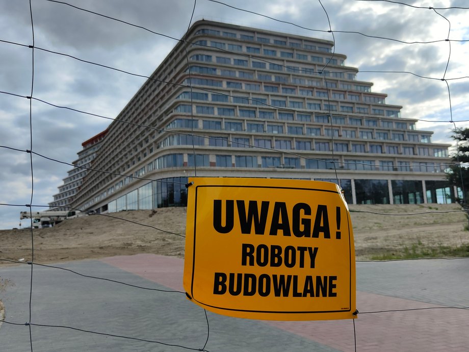 Budowa hotelu jest na wykończeniu – przynajmniej jego zewnętrznej części.