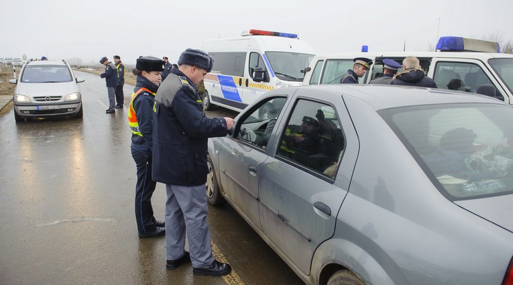 32 két rendőrt hallgattak ki, közülük tizet vettek őrizetbe korrupció miatt. /Illusztráció: MTI-Czeglédi Zsolt