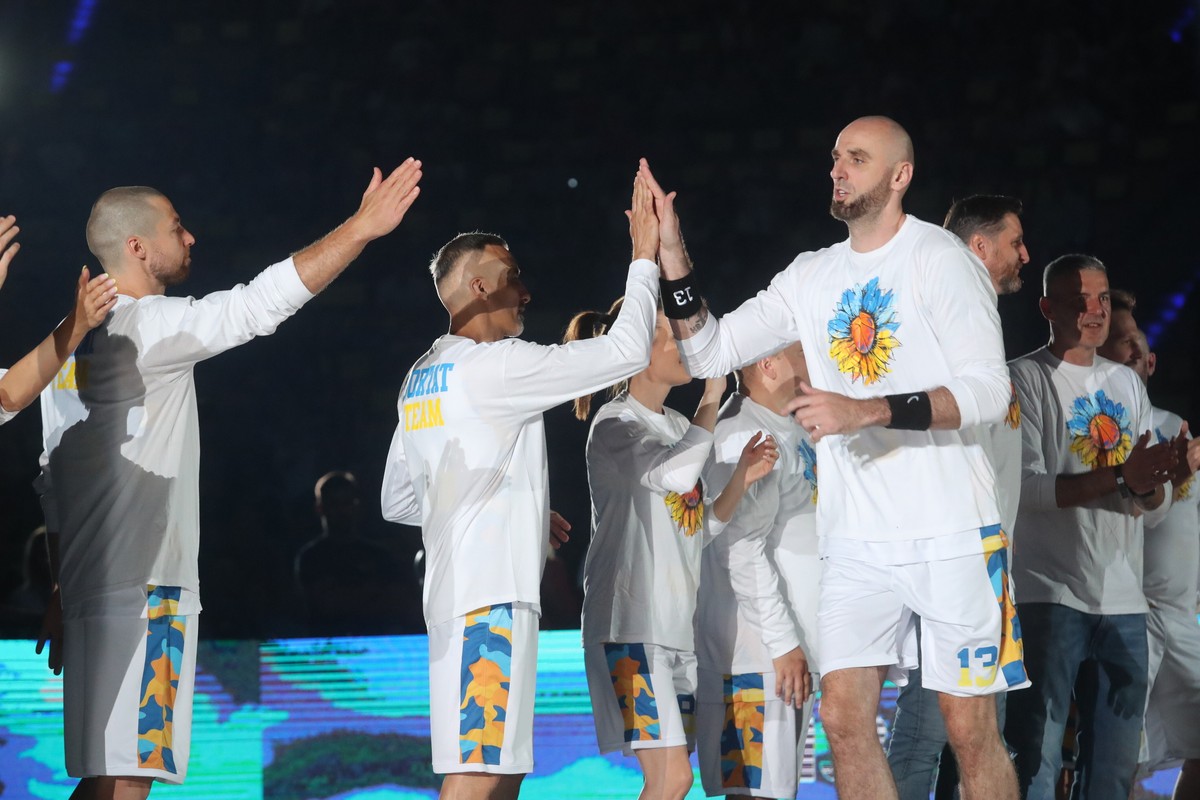 Były koszykarz reprezentacji Polski Marcin Gortat (P) podczas meczu towarzyskiego koszykówki, Gortat Team - Wojsko Polskie w łódzkiej Atlas Arenie