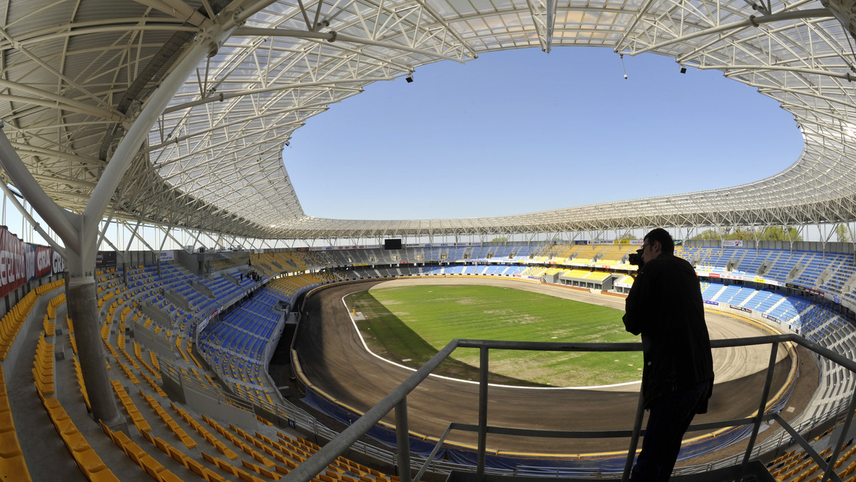 Mistrz Polski Unibax Toruń w najbliższą niedzielę podejmie na własnym nowowybudowanym stadionie wicemistrza Unię Leszno. Hit kolejki a może i rundy ściągnie na nowoczesny obiekt 15 000 fanów żużla - donosi "Gazeta Wyborcza".