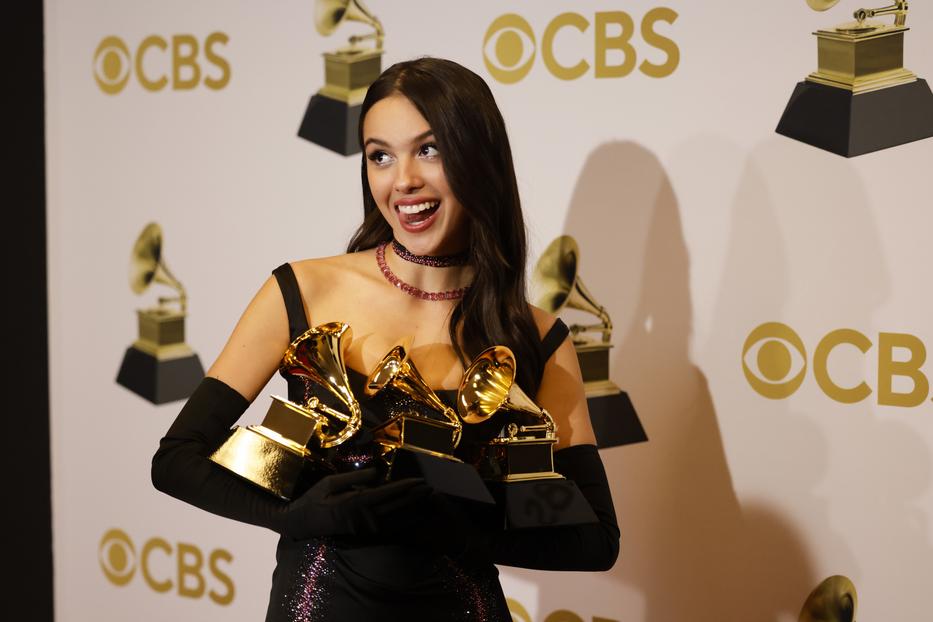 OLIVIA RODRIGO NEM CSAK HÁROMSZOROS GRAMMY-DÍJAS, DE GYÖNYÖRŰ IS