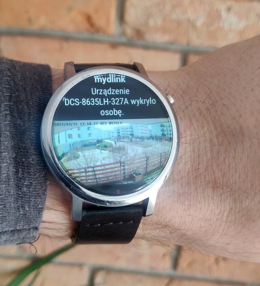 Powiadomienia wysyłane na smartwatch pozwalają szybko sprawdzić co się dzieje - to bardzo wygodne