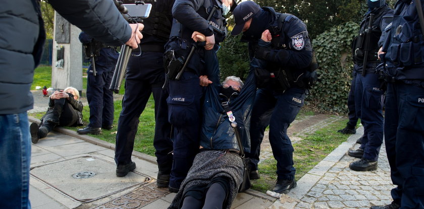 Protest w obronie sędziego Tulei. Demonstrująca Babcia Kasia zatrzymana i doprowadzona przed sąd