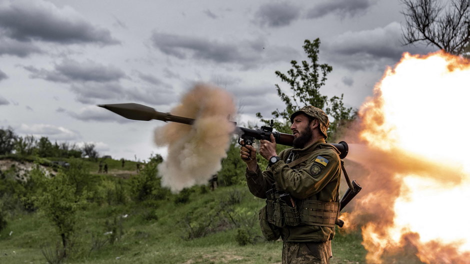 Ukraiński żołnierz stacjonujący w okolicach Doniecka. Maj 2023 r.