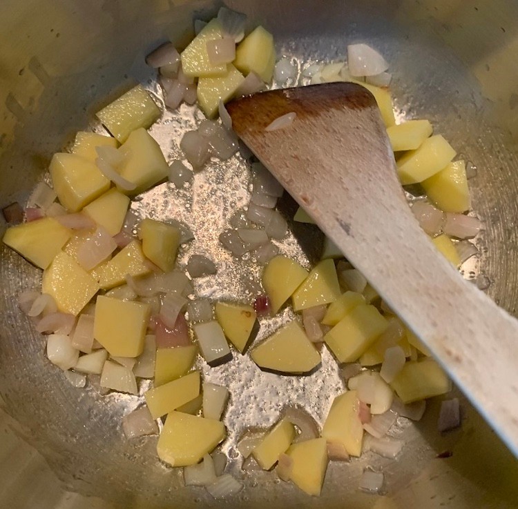 Ako pripraviť hráškový krém s kokosovým mliekom.