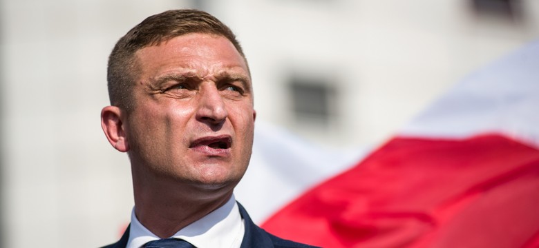 Robert Bąkiewicz walczy o głosy kibiców. Pokazał się na meczu Ekstraklasy [FOTO]